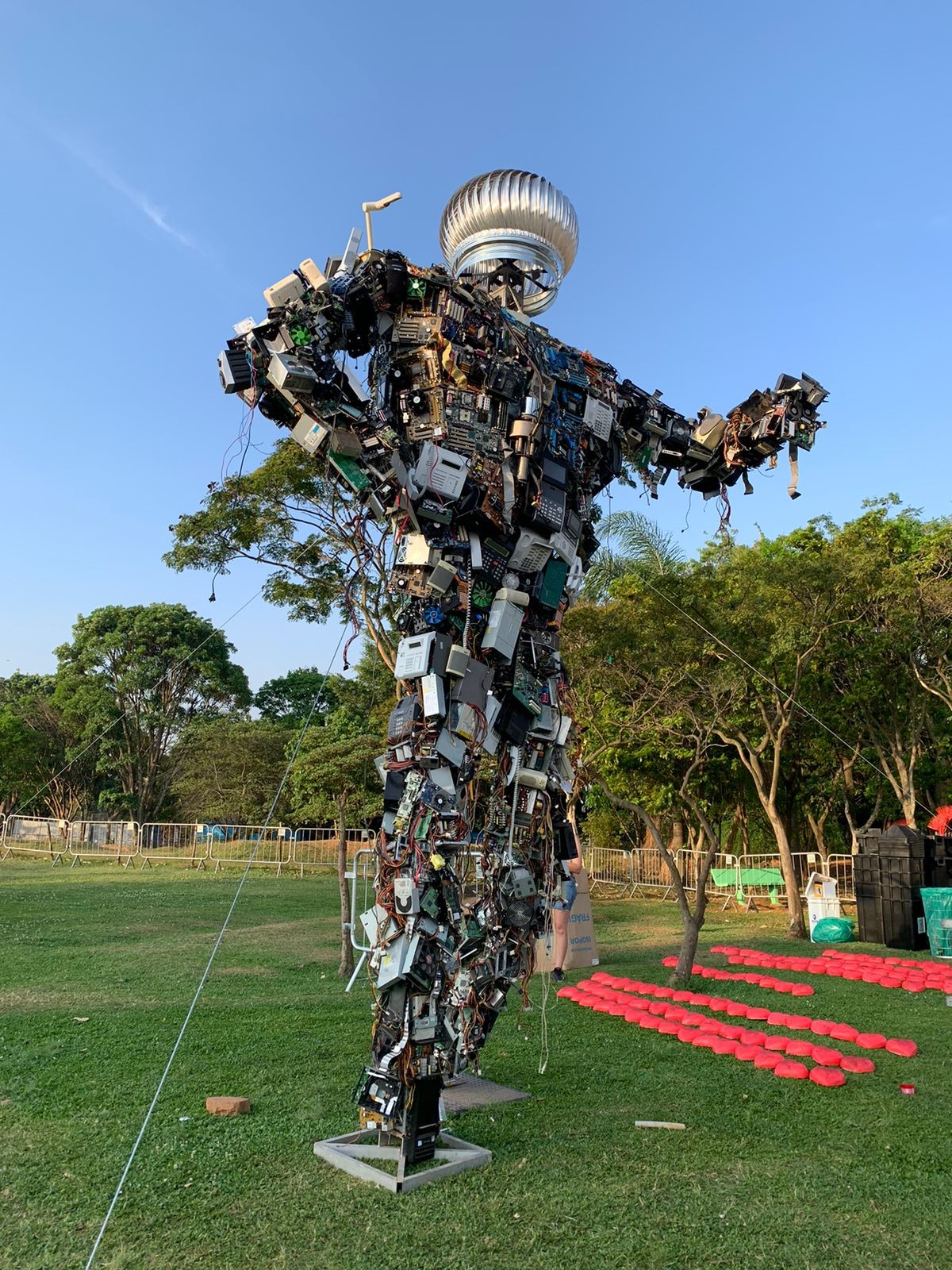 Robôs futurístico instalado no Parque Villa-Lobos durante a VS 2023 - Foto: Emanuela Fernandes 